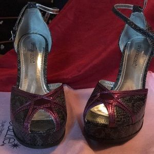Shoe dazzle sincere Grey size seven platform shoe